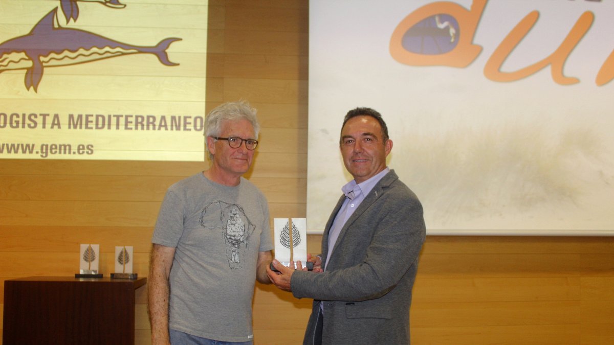 Andrés Pérez recibió el Premio Duna de manos del presidente del GEM, José Rivera.