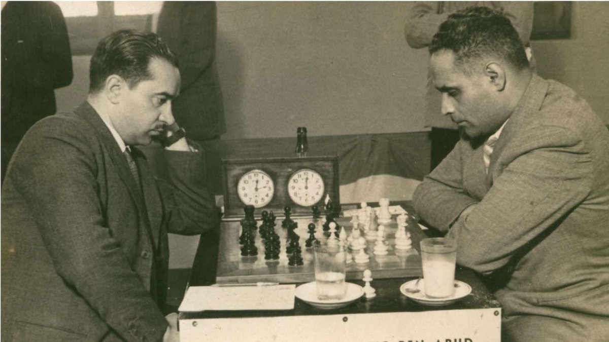 Antonio Frías Giménez (1909-1997), a la izquierda, disputando el Campeonato Nacional de Ajedrez de 1947 en Valencia.