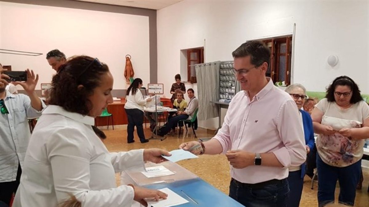 Sánchez Teruel, votando enel colegio Nuestra Señora del Milagro
