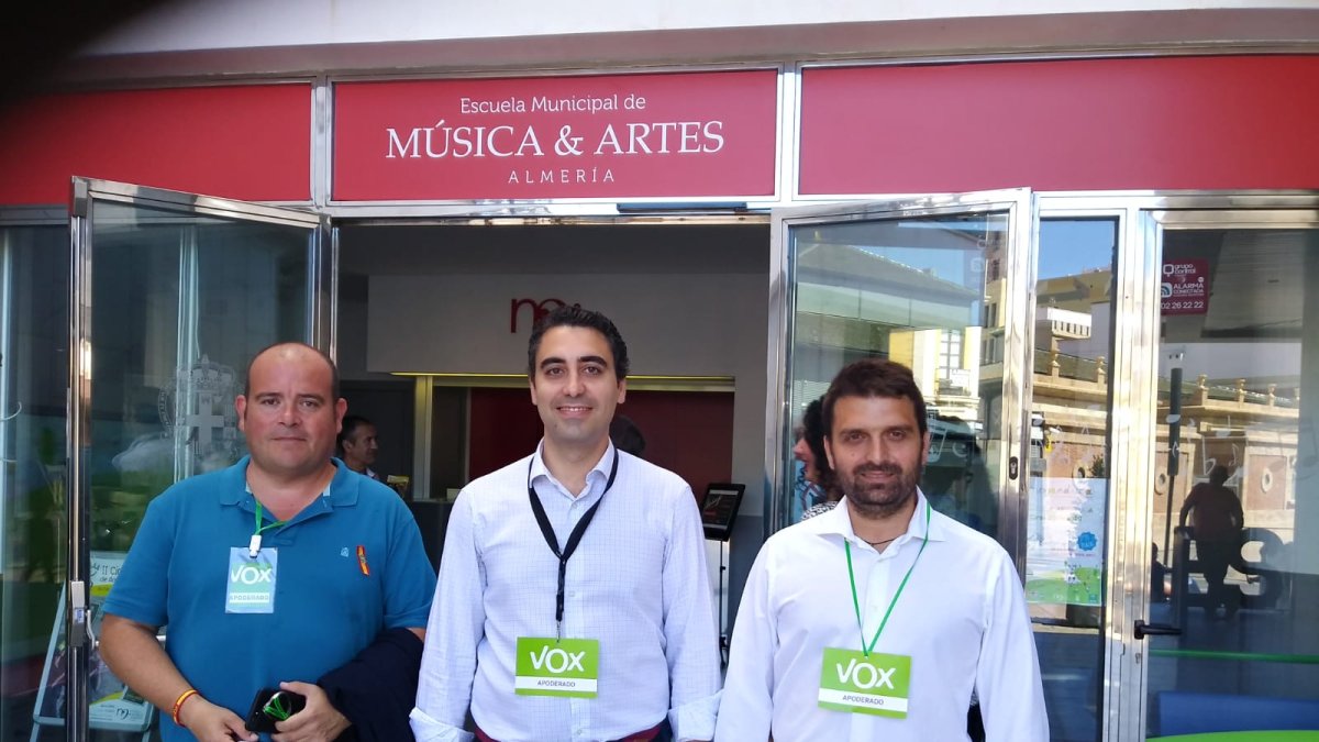 Pérez de la Blanca, en el centro, junto a Juan Francisco Rojas (número 2 de la lista) y Vicente Torres (número 11)