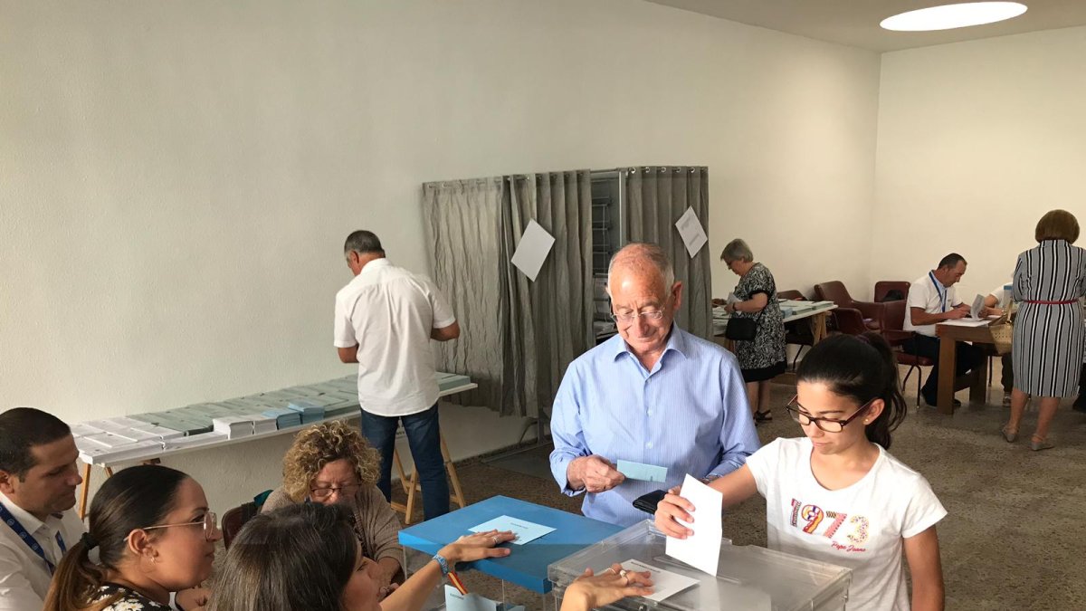 Gabriel Amat (PP) vota acompañado de una de sus nietas.