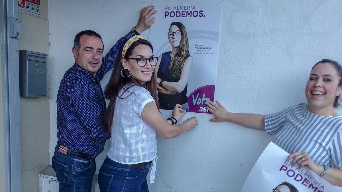 Carmen Mateos (centro), candidata de Podemos (Podemos Almería)