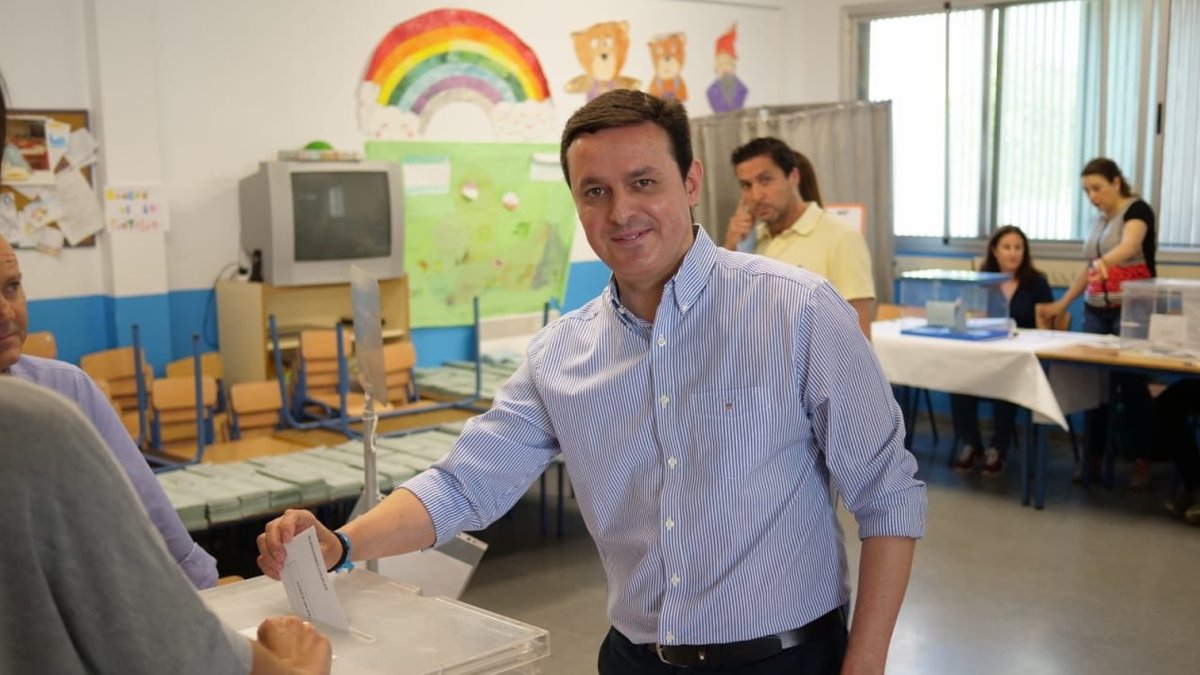Javier Aureliano García ejerciendo su derecho al voto.