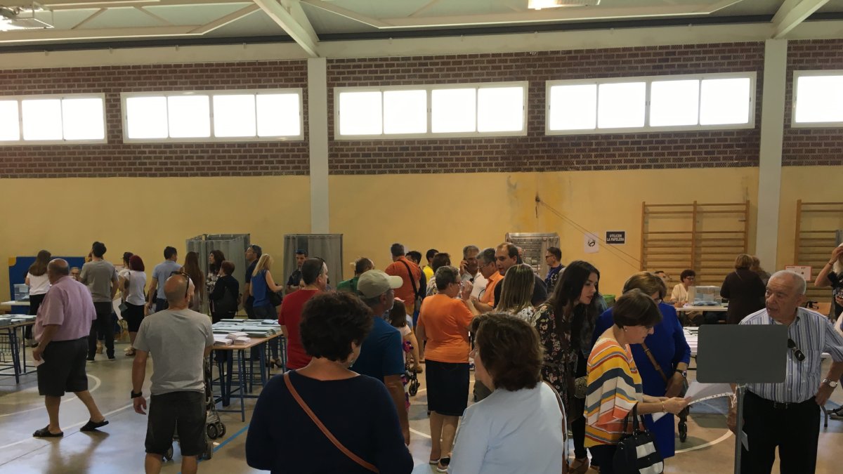 Almerienses votando este mediodía.