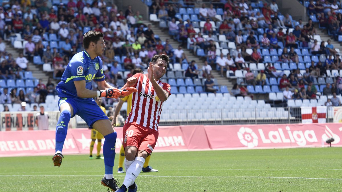 Álvaro Giménez en una acción con Raúl Lizoain.
