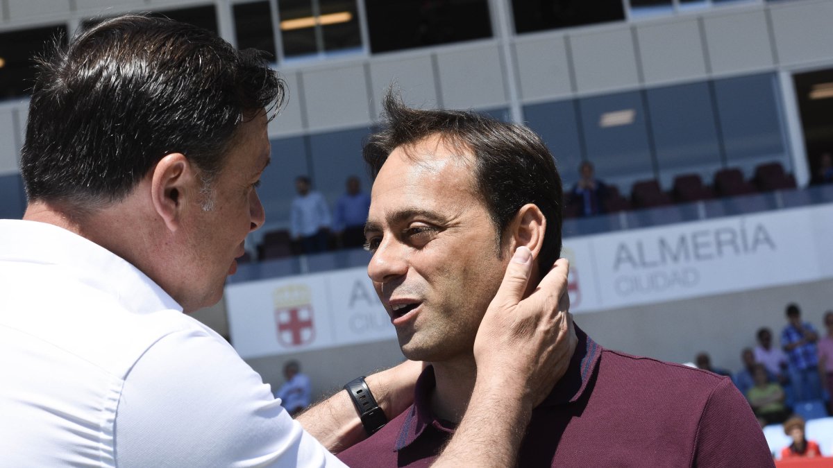 Fran Fernández saludando a Cristóbal Parralo.