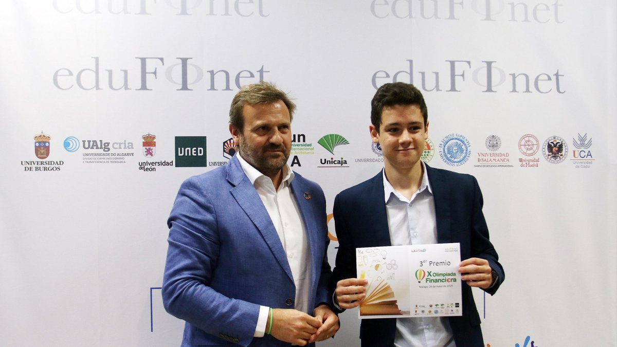 Víctor Ramos, del SEK-Alborán, posa con su diploma de tercer puesto.