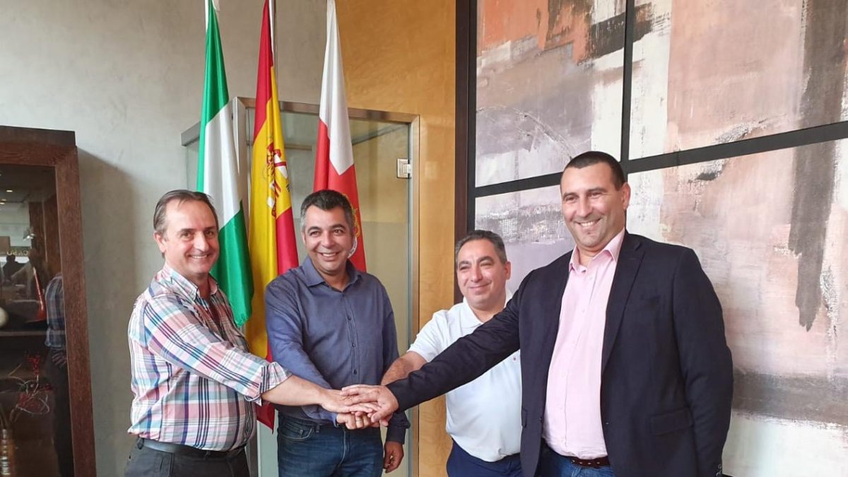 Responsables de Tele Taxi, Juan Antonio Pérez, y Radio Taxi, Juan Antonio Egea, con Andrés Veiga y Miguel Ruano.