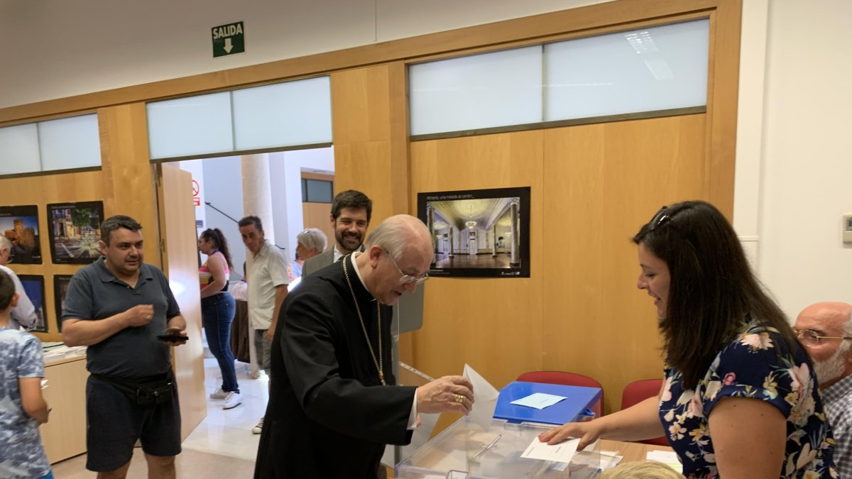 El obispo de almería vota en el Palacio de los Marqueses de Cabra