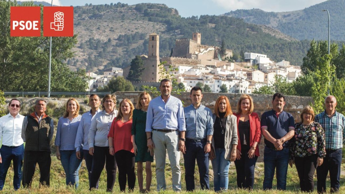 El candidato del PSOE, Juan Antonio Lorenzo, con miembros de la candidatura socialista.