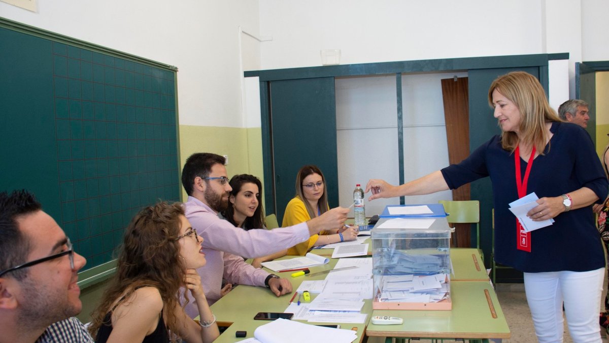 La candidata socialista, Esperanza Pérez, votando este domingo en Níjar.