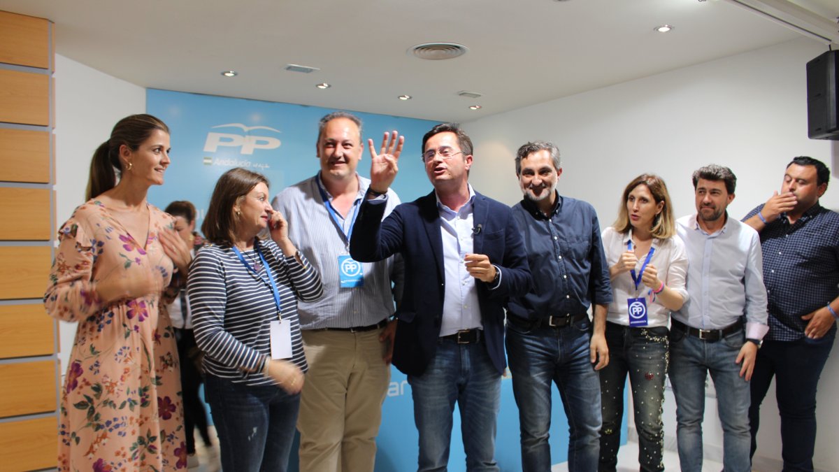 Francisco Góngora celebrando la victoria del PP junto a su equipo.