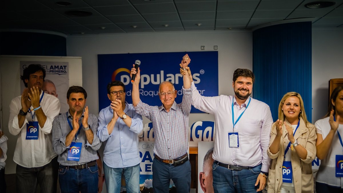 Gabriel Amat y su equipo celebrando el triunfo en las municipales de Roquetas.