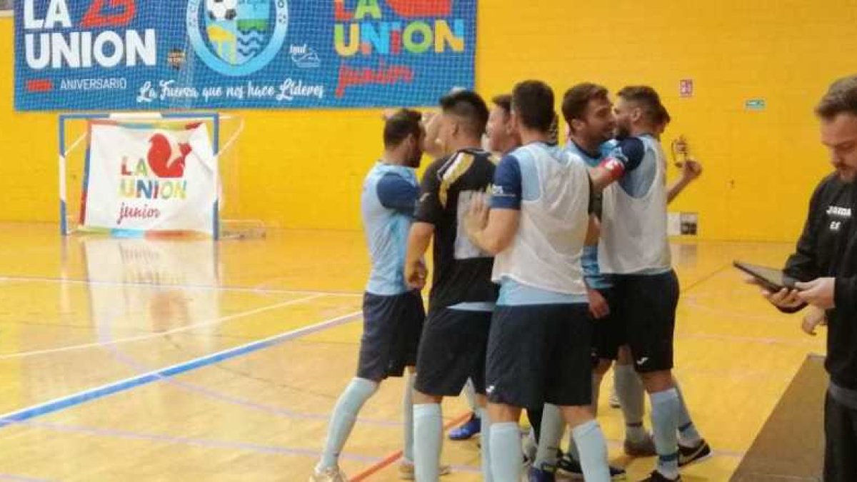 Los jugadores del CD El Ejido celebrando un gol.