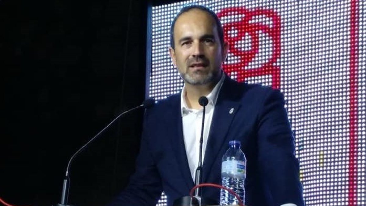 El candidato del PSOE, José Luis Amérigo, en un mitin de esta campaña.