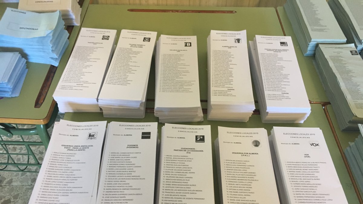 Papeletas de un colegio electoral de Almería.