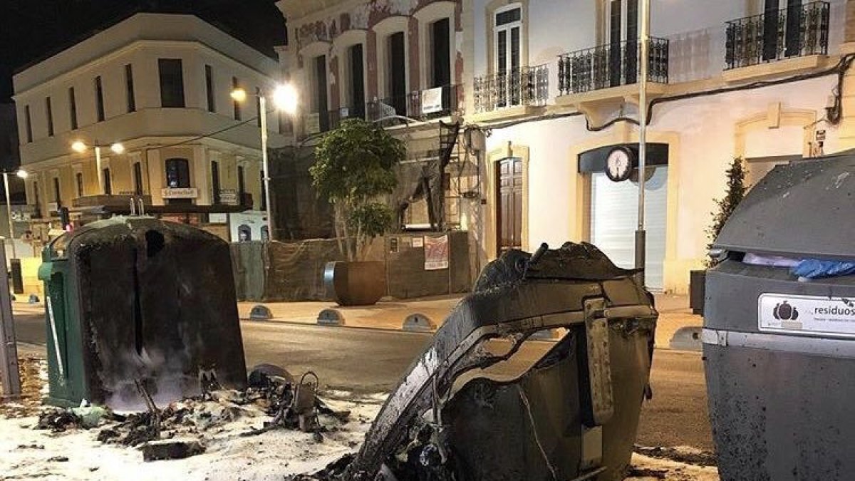 Contenedor quemado en la calle Obispo Orberá
