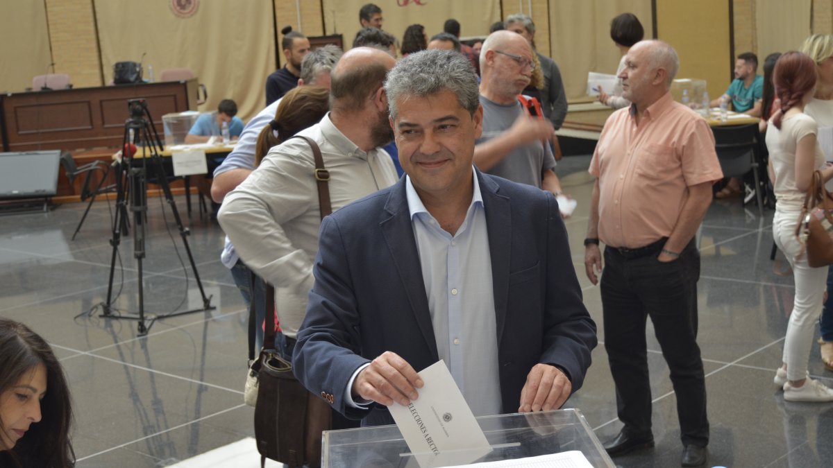 Carmelo Rodríguez vota, este martes en la UAL.