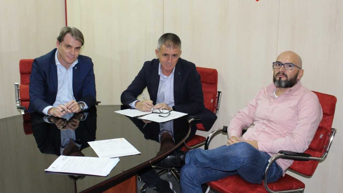 Lucas Alcaraz firmando el contrato que le unía al Almería.