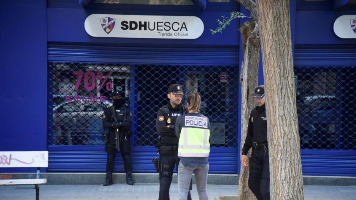 La policía en la sede del Huesca.