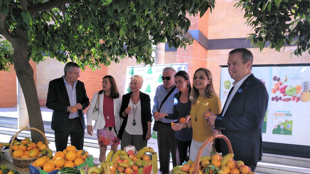 Las distintas personalidades de la Delegación disfrutando del desayuno.