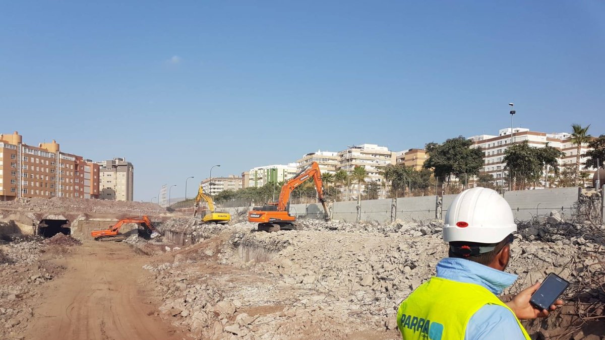 Trabajador del Grupo Parra en una de las demoliciones.