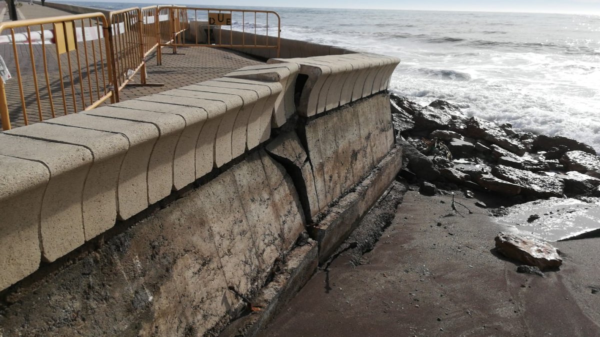 Aspecto  de uno de los muros del paseo marítimo, tras los temporales del pasado invierno.
