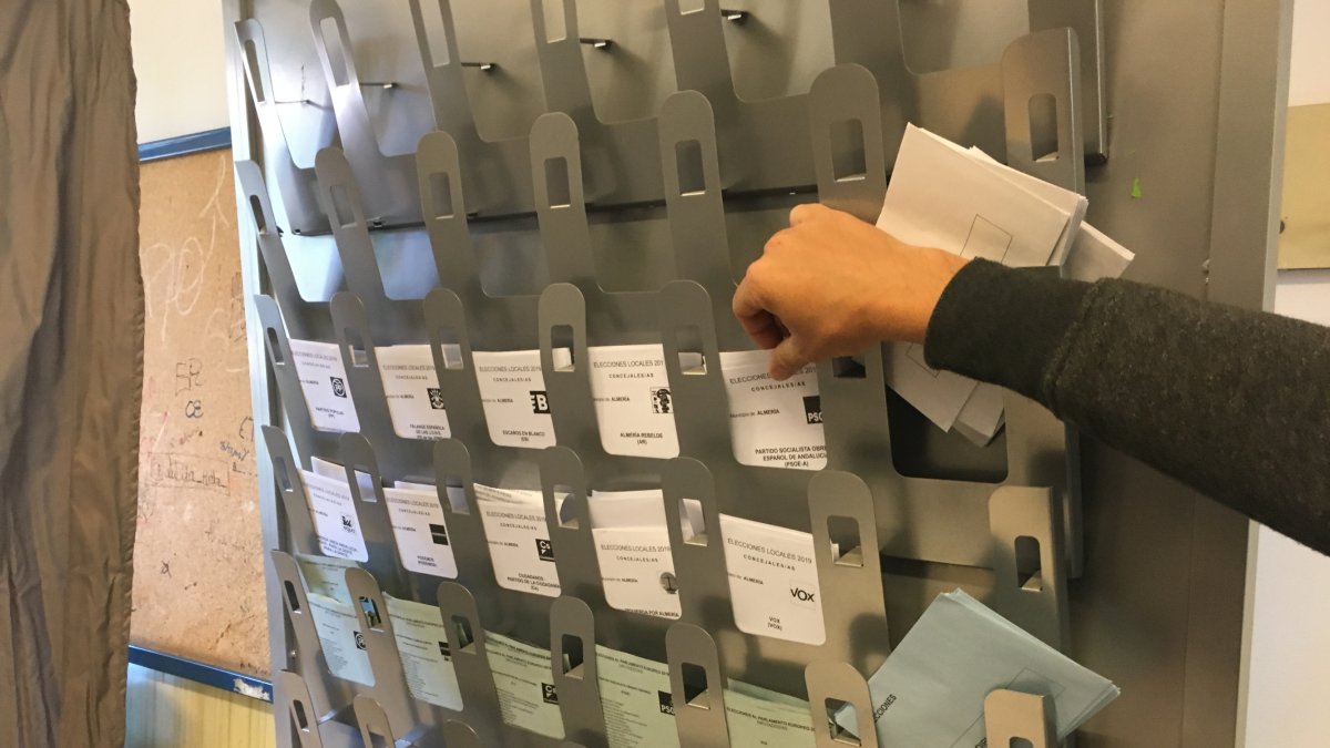 Un elector coge una papeleta el domingo.