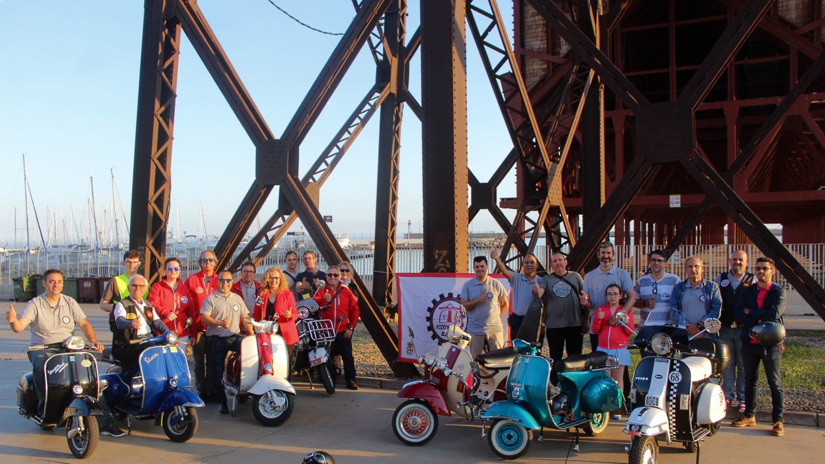 Integrantes del Scooter Club Almería con el presidente, Federico Bueno, a la cabeza.