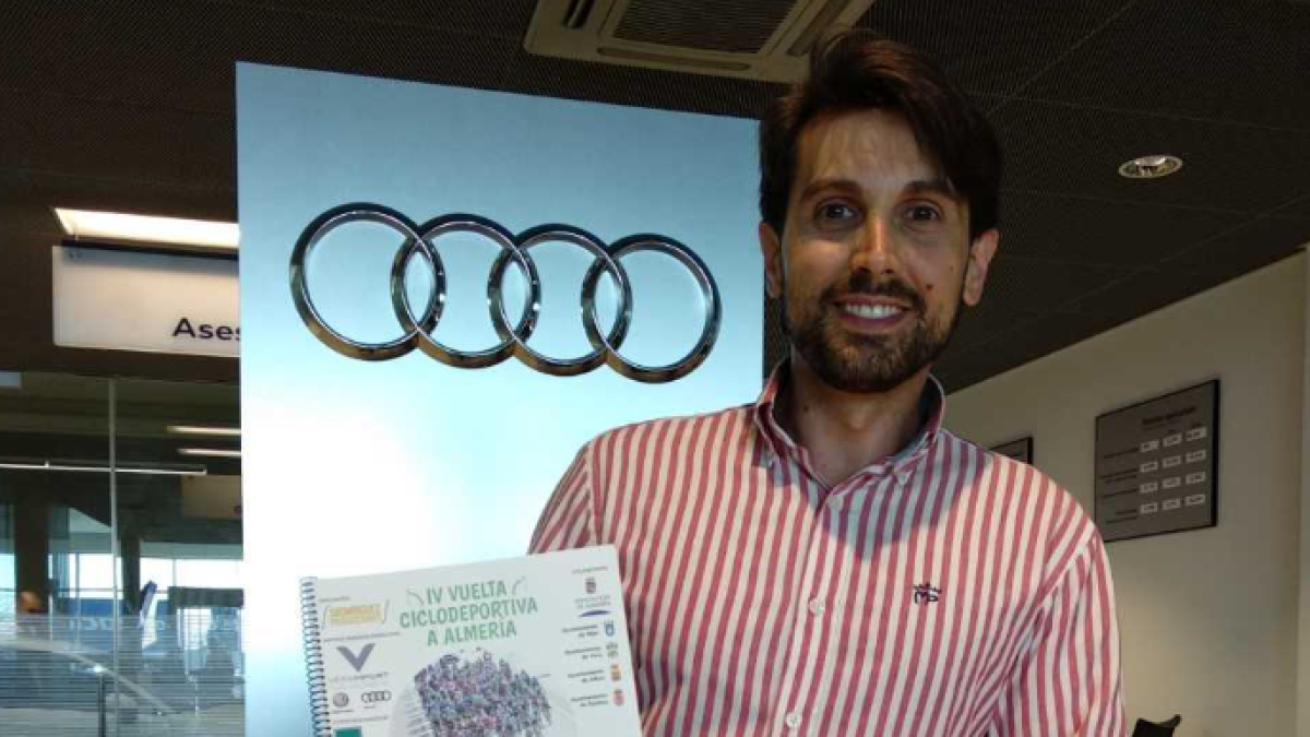 José María Morales con el cartel de la carrera.