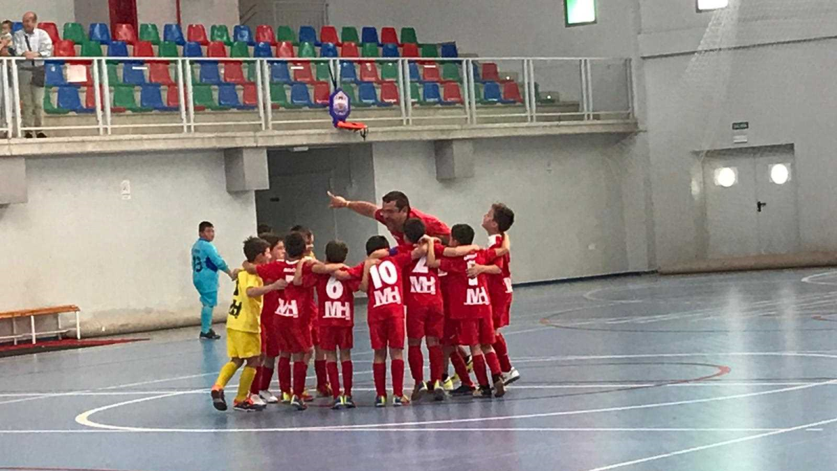Los jugadores con su entrenador.