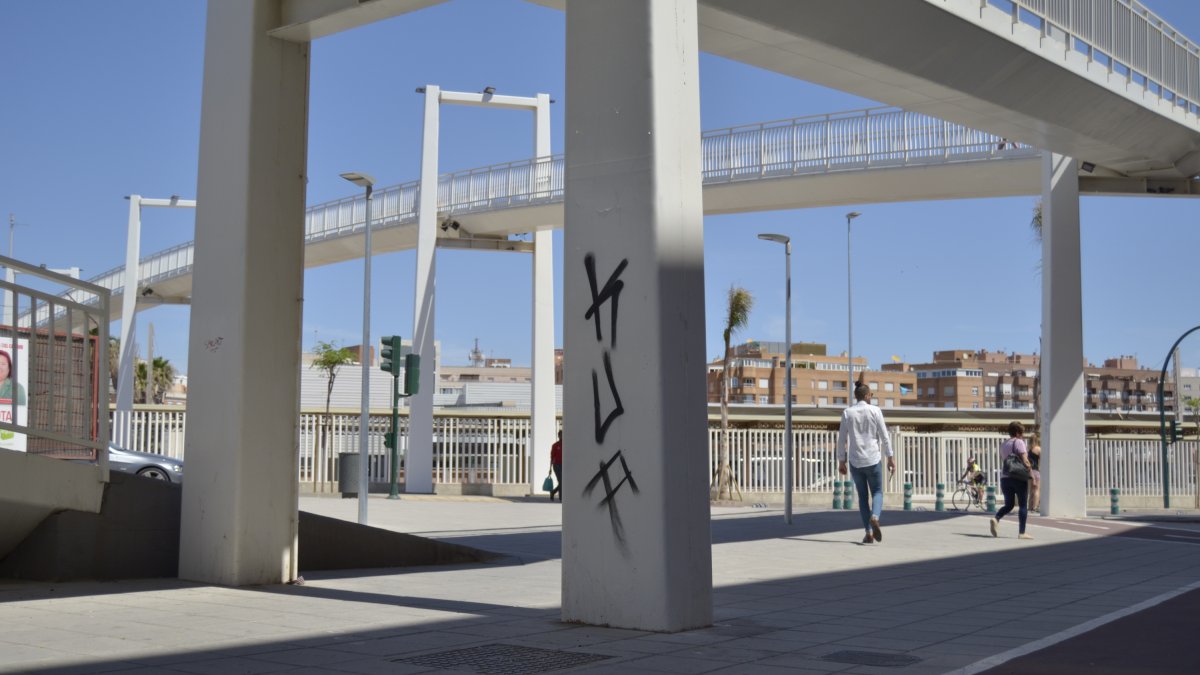 Pintadas en el puente de la estación.