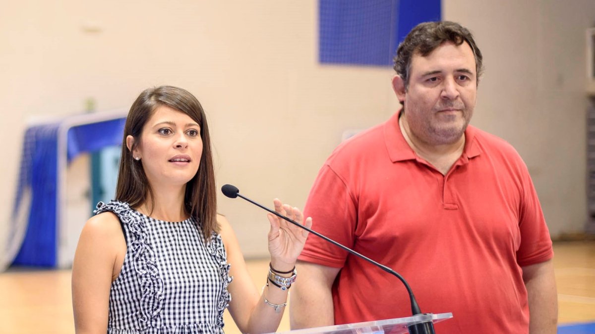 Ángeles Martínez y José Cara en la presentación.