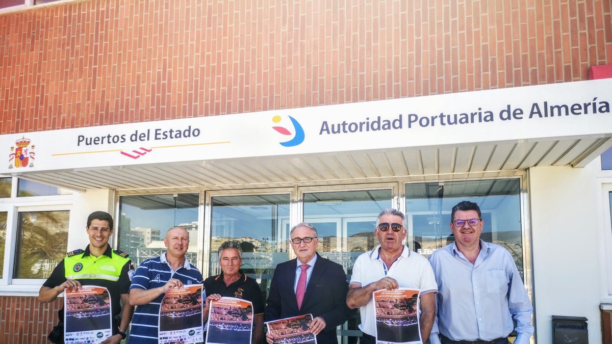 Foto de familia en la Autoridad Portuaria de Almería.