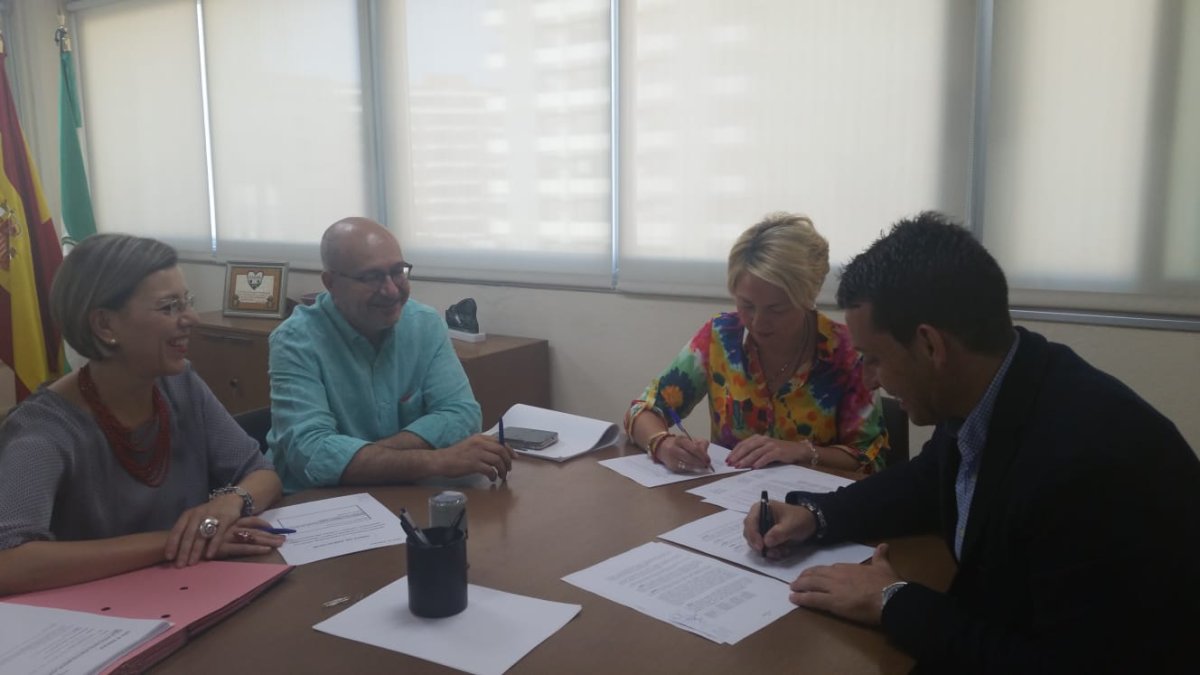 Firma del contrato entre la delegada defomento y responsables de la adjudicataria.