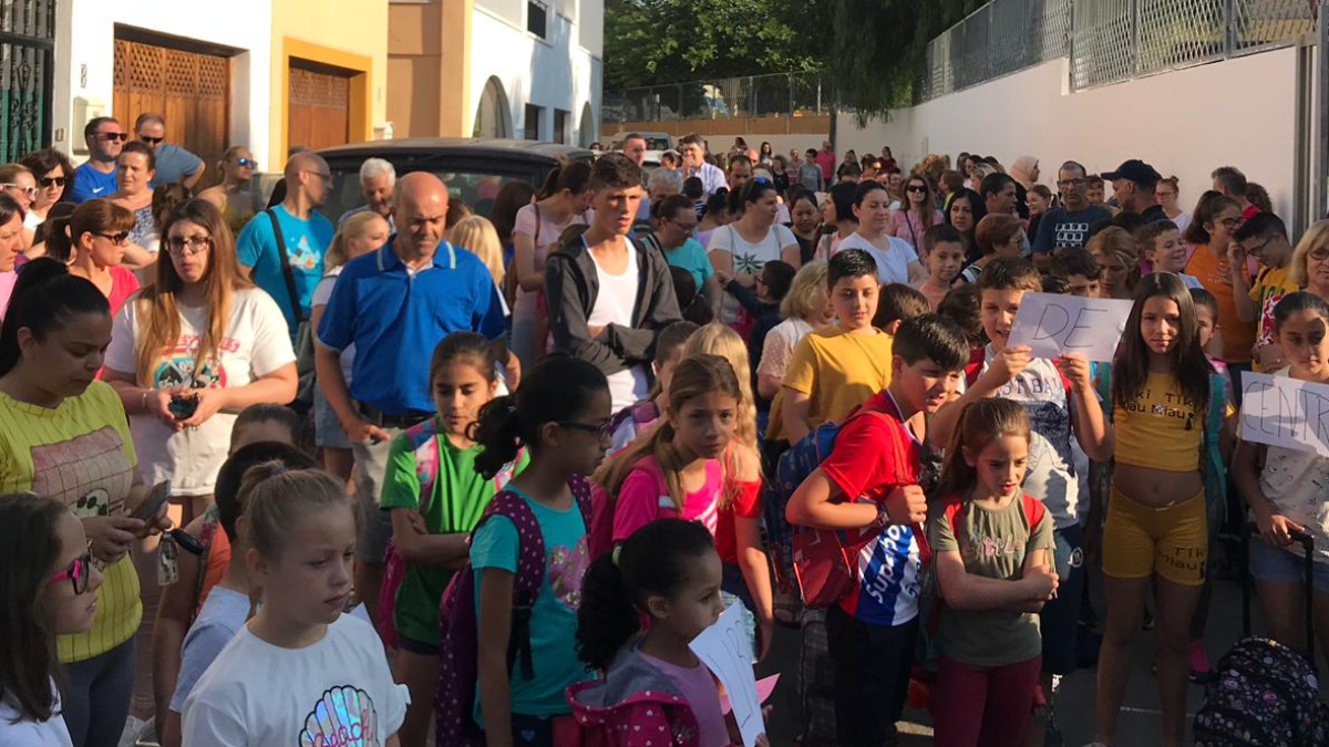 Concentración de alumnos y padres en el colegio.