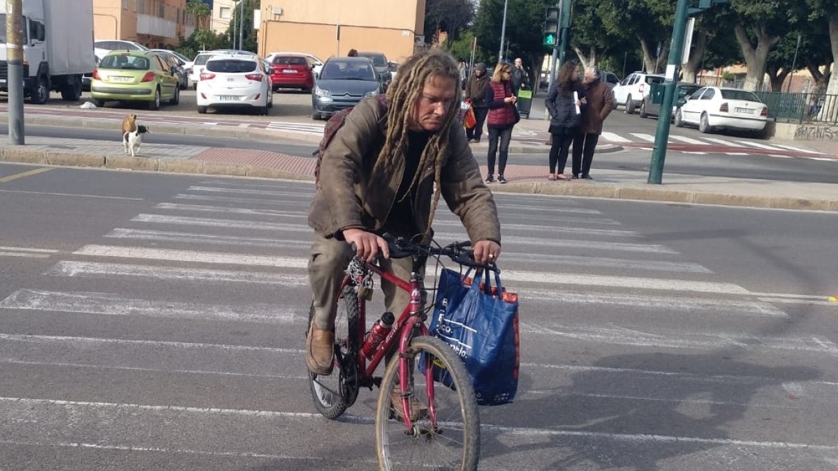 Alexander con su bicicleta, cruzando la Avenida del Mediterráneo.