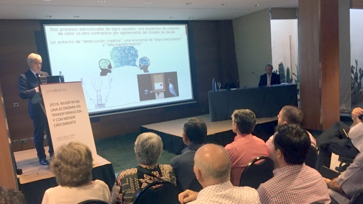 Juan Carlos ureta ante un auditorio que llenó el NH.