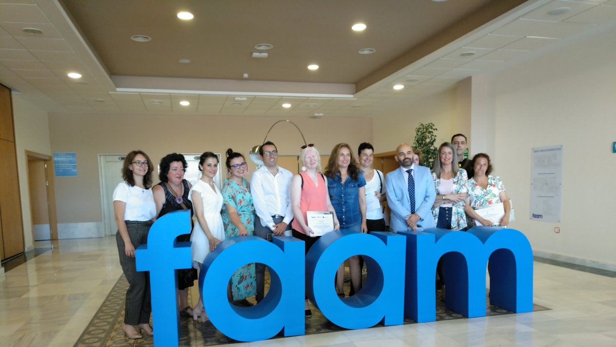 Alumnos del curso tras la entrega de los diplomas en las instalaciones de FAAM.
