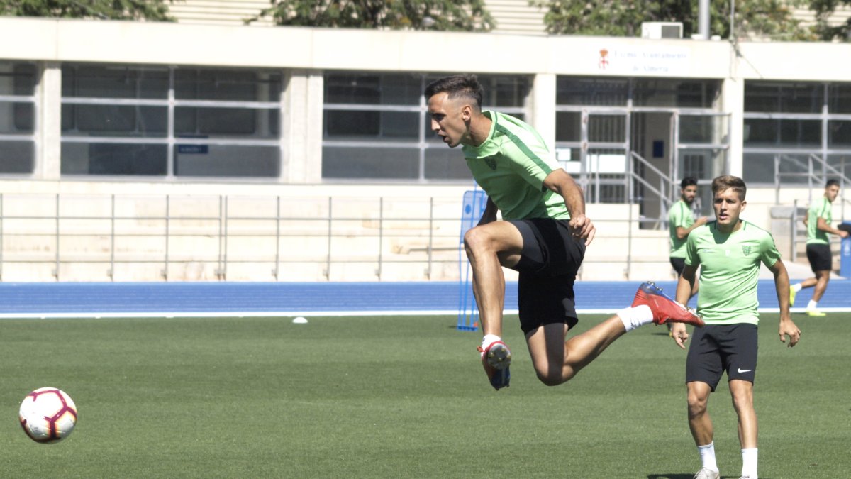 Pablo Caballero remata a puerta en el entrenamiento.