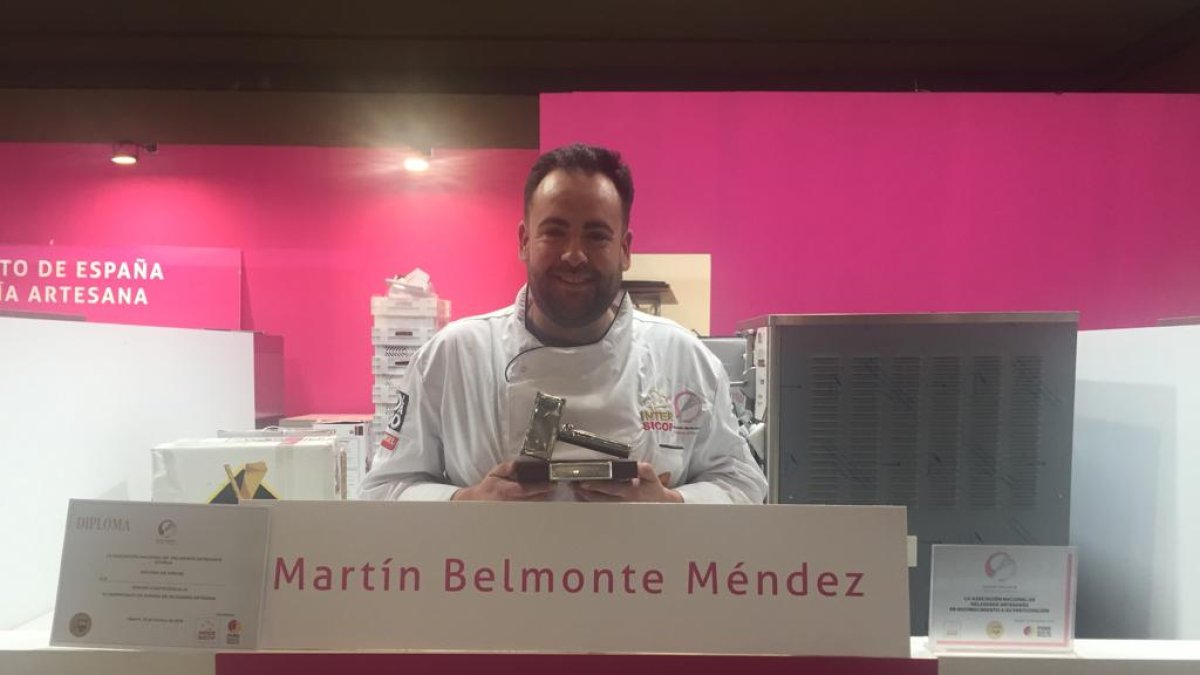 El heladero Martín Belmonte con el trofeo de la tercera posición logrando en el último Campeonato de España.