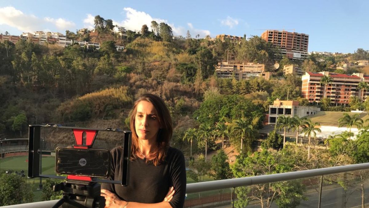 Alicia Hernández, durante una cobertura informativa en Caracas.