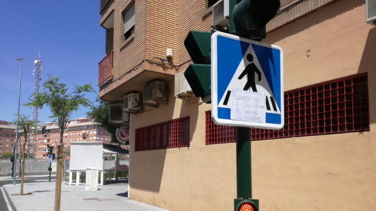 El peculiar folio que indica el funcionamiento del semáforo.