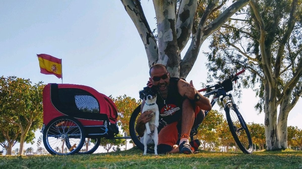 Antonio Javier, con su bicicleta y su mascota, con los que viajará a Finisterre.