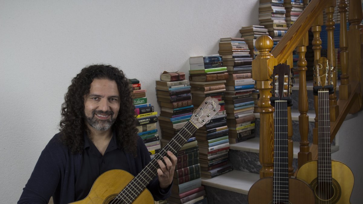 El guitarrista y compositor Juan Francisco Padilla, durante la entrevista en su casa de Almería. Foto: Laura Lázaro