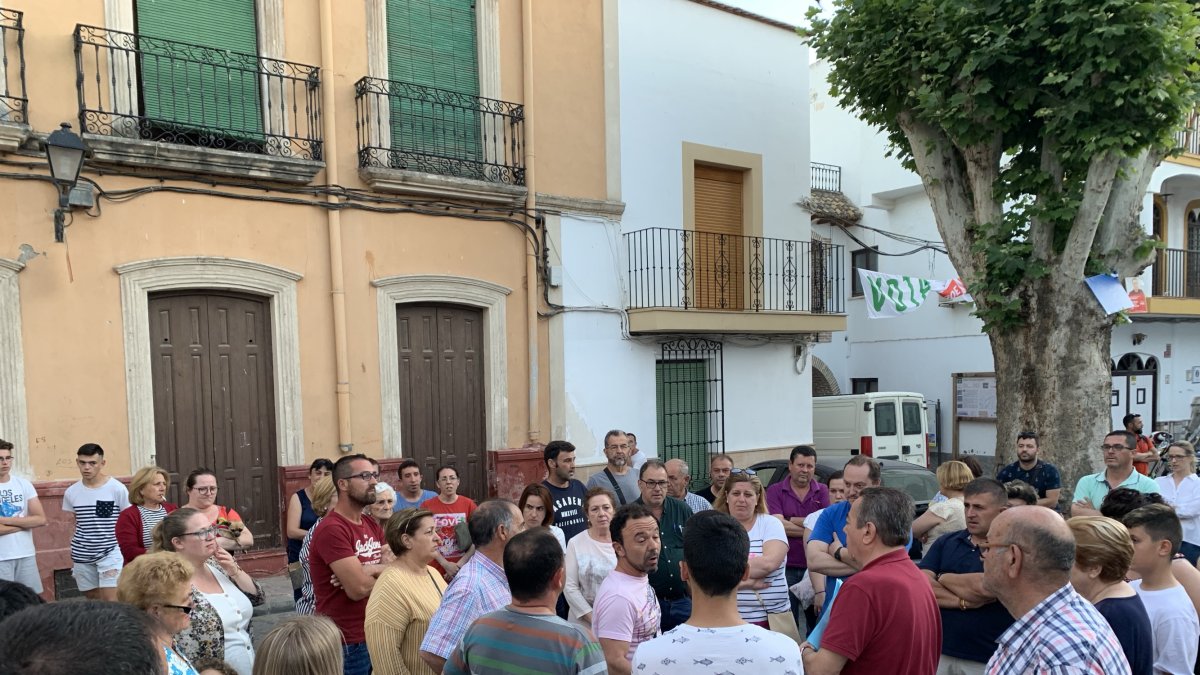 Vecinos de Alhabia exponen sus preocupaciones al alcalde (de rojo a la derecha).