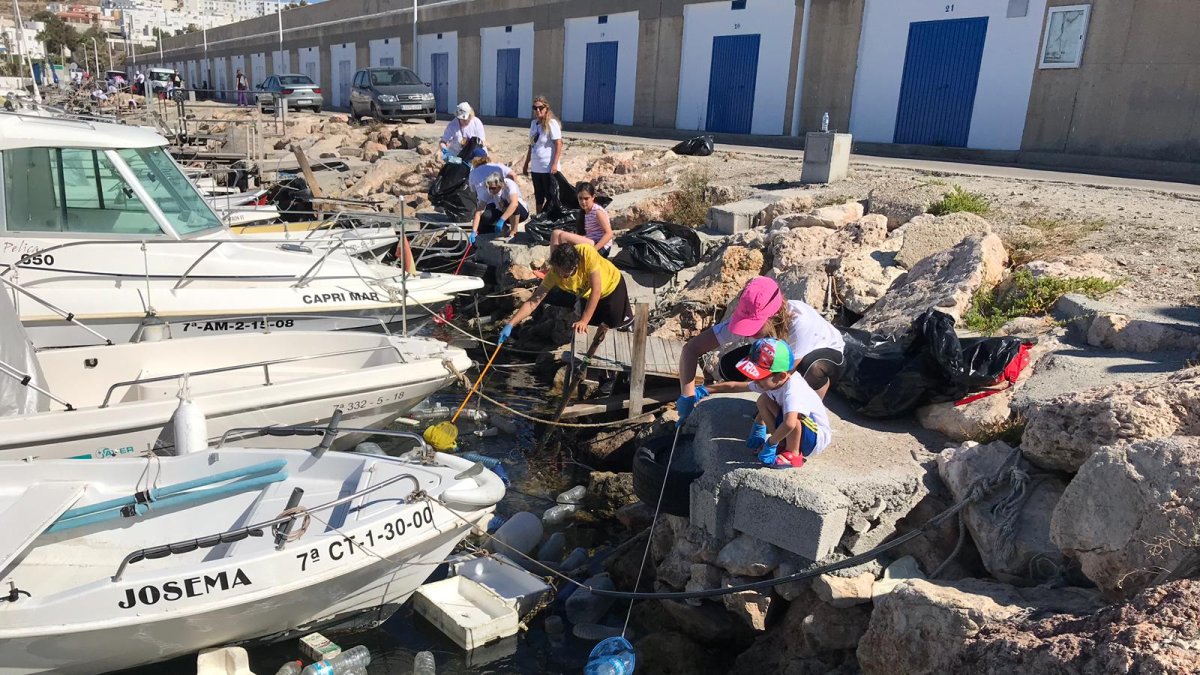 Labores de recogida de residuos en el Puerto Pesquero.