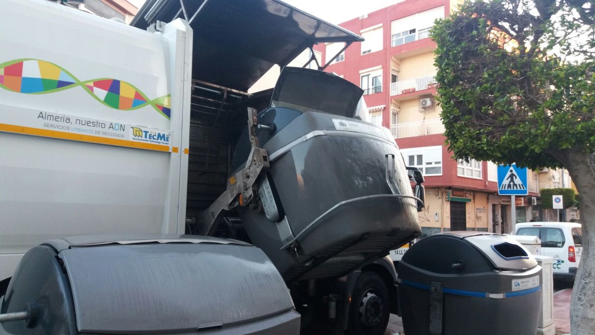 Recogida de residuos sólidos urbanos por parte de uno de los camiones de la empresa concesionaria.
