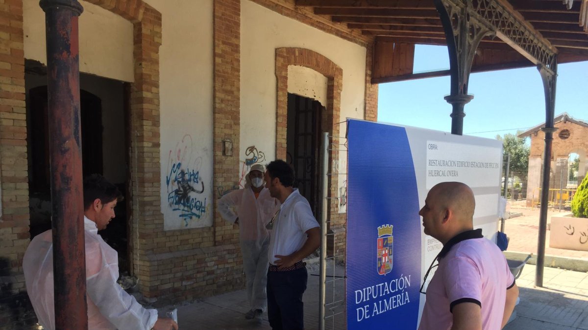 El alcalde (derecha) en la estación de ferrocarril.