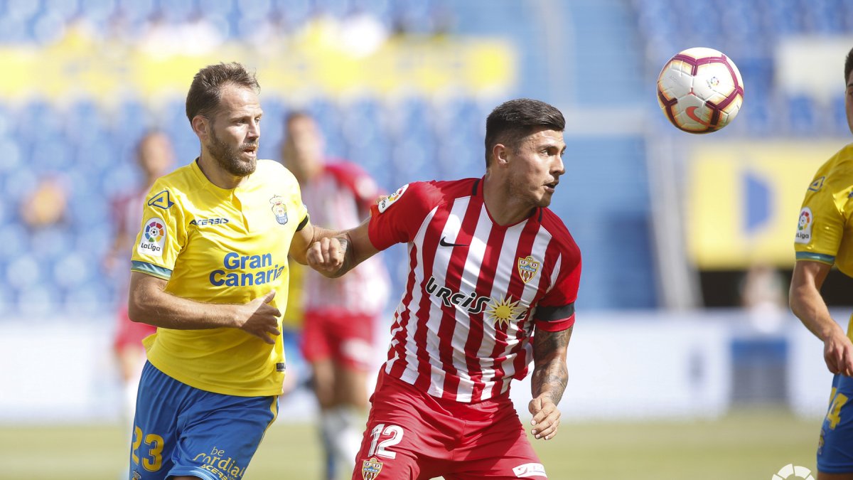 Narváez en una jugada del partido en el Gran Canaria ante Las Palmas.